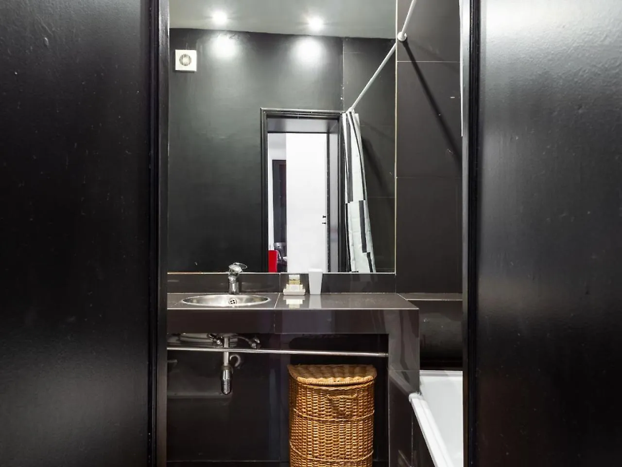 Joivy Bold And Colourful 1-Bed Flat At The Heart Of Chiado, Nearby Carmo Convent Διαμέρισμα Lisboa